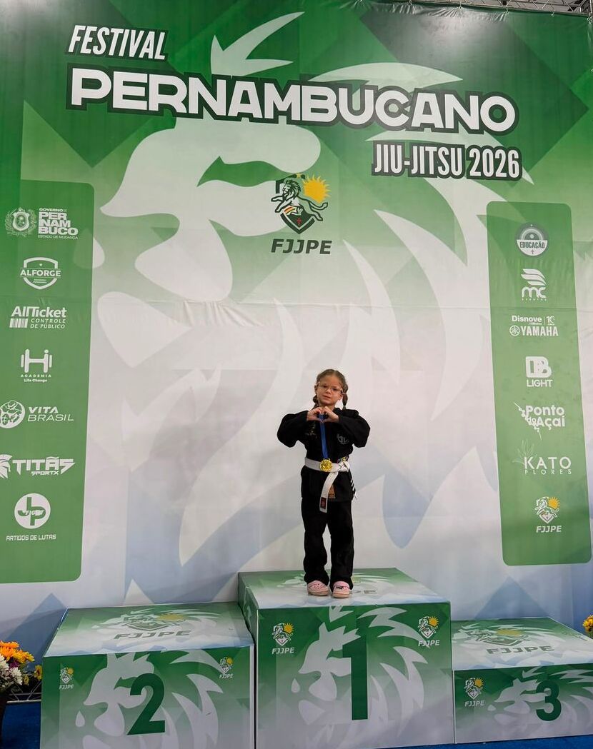 Lorena Veloso no lugar mais alto do pódio com a medalha de ouro do Festival Pernambucano Kids 2026